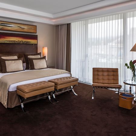 Falkensteiner Schlosshotel Velden - The Leading Hotels Of The World Velden am Wörthersee Exteriör bild A room at the hotel
