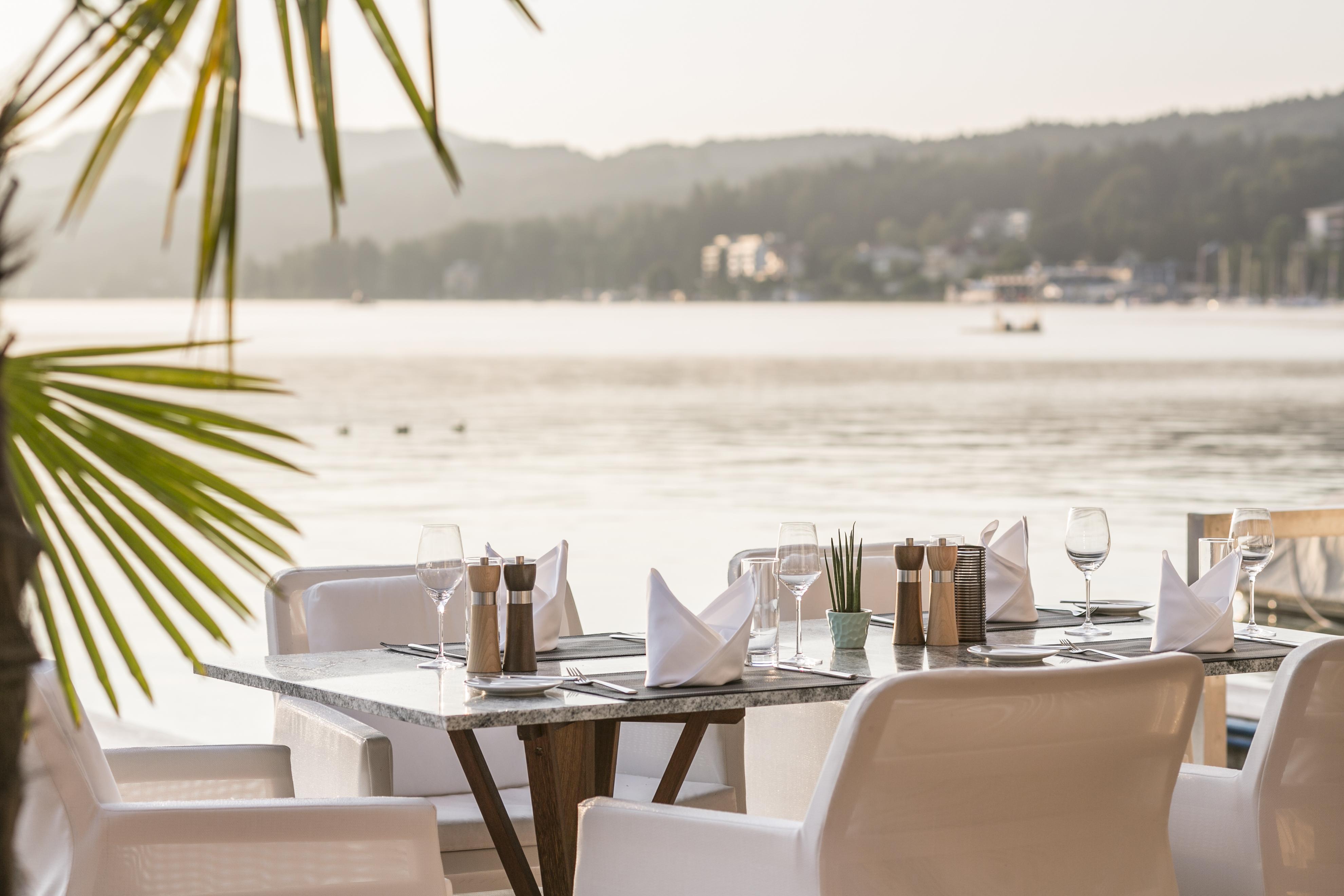 Falkensteiner Schlosshotel Velden - The Leading Hotels Of The World Velden am Wörthersee Exteriör bild The Beach Club