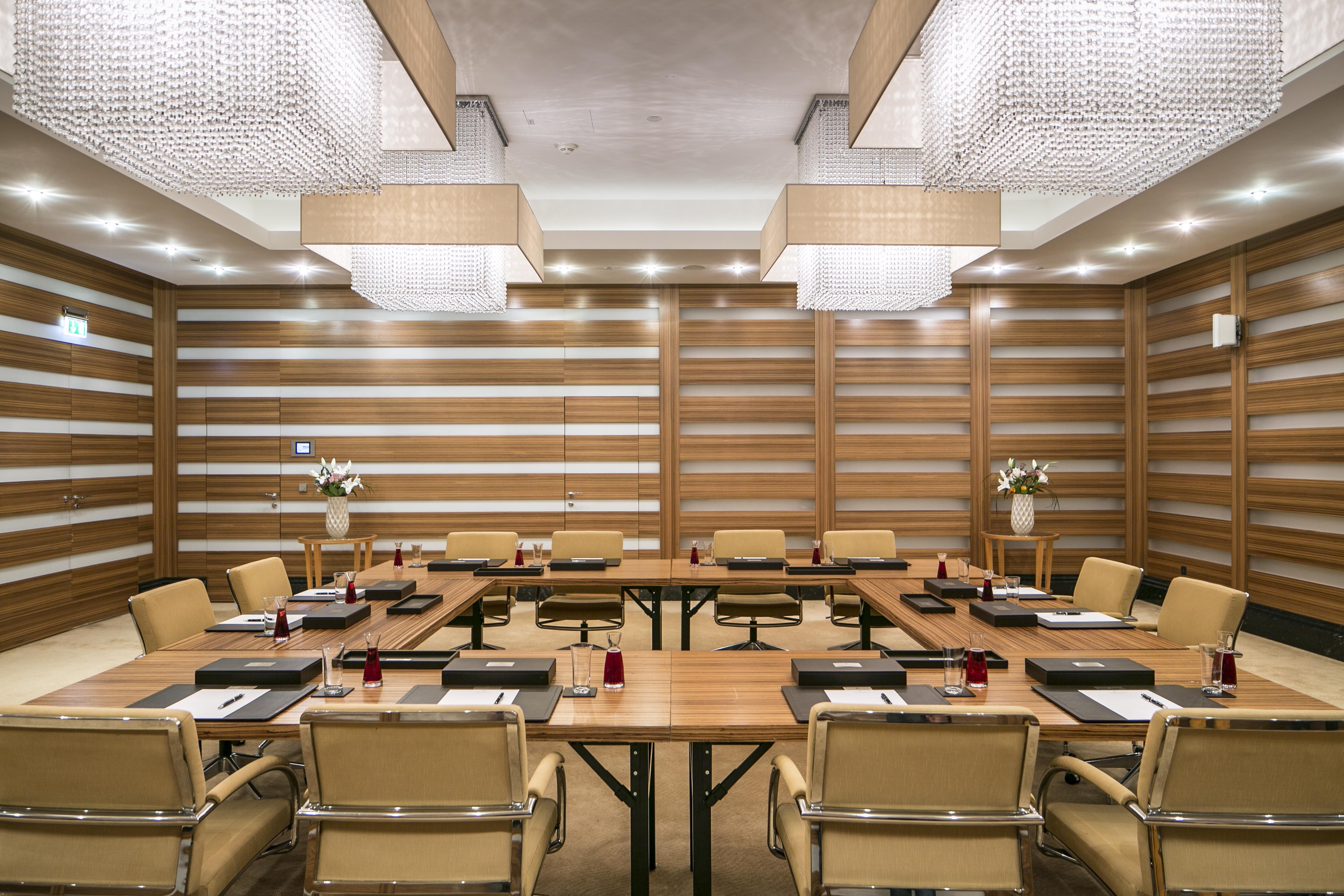 Falkensteiner Schlosshotel Velden - The Leading Hotels Of The World Velden am Wörthersee Exteriör bild The meeting room of the Federal Council
