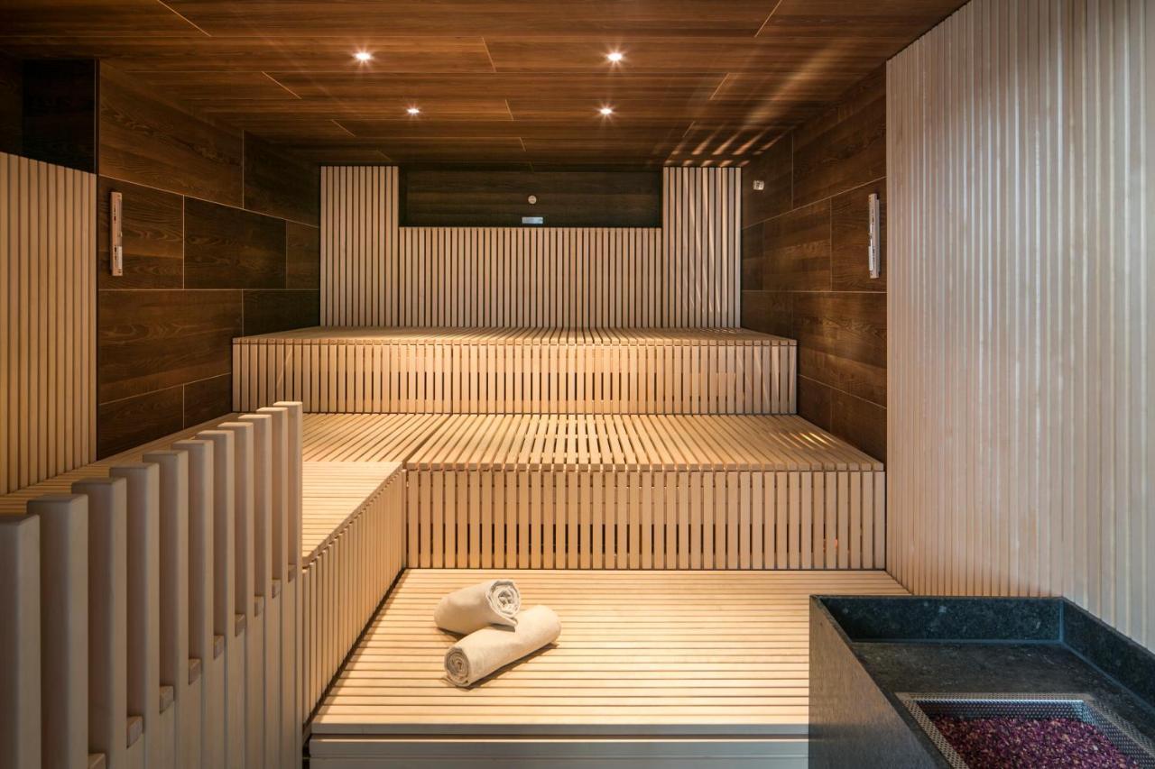 Falkensteiner Schlosshotel Velden - The Leading Hotels Of The World Velden am Wörthersee Exteriör bild A Finnish sauna