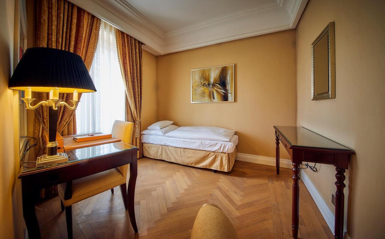 Falkensteiner Schlosshotel Velden - The Leading Hotels Of The World Velden am Wörthersee Exteriör bild A single room