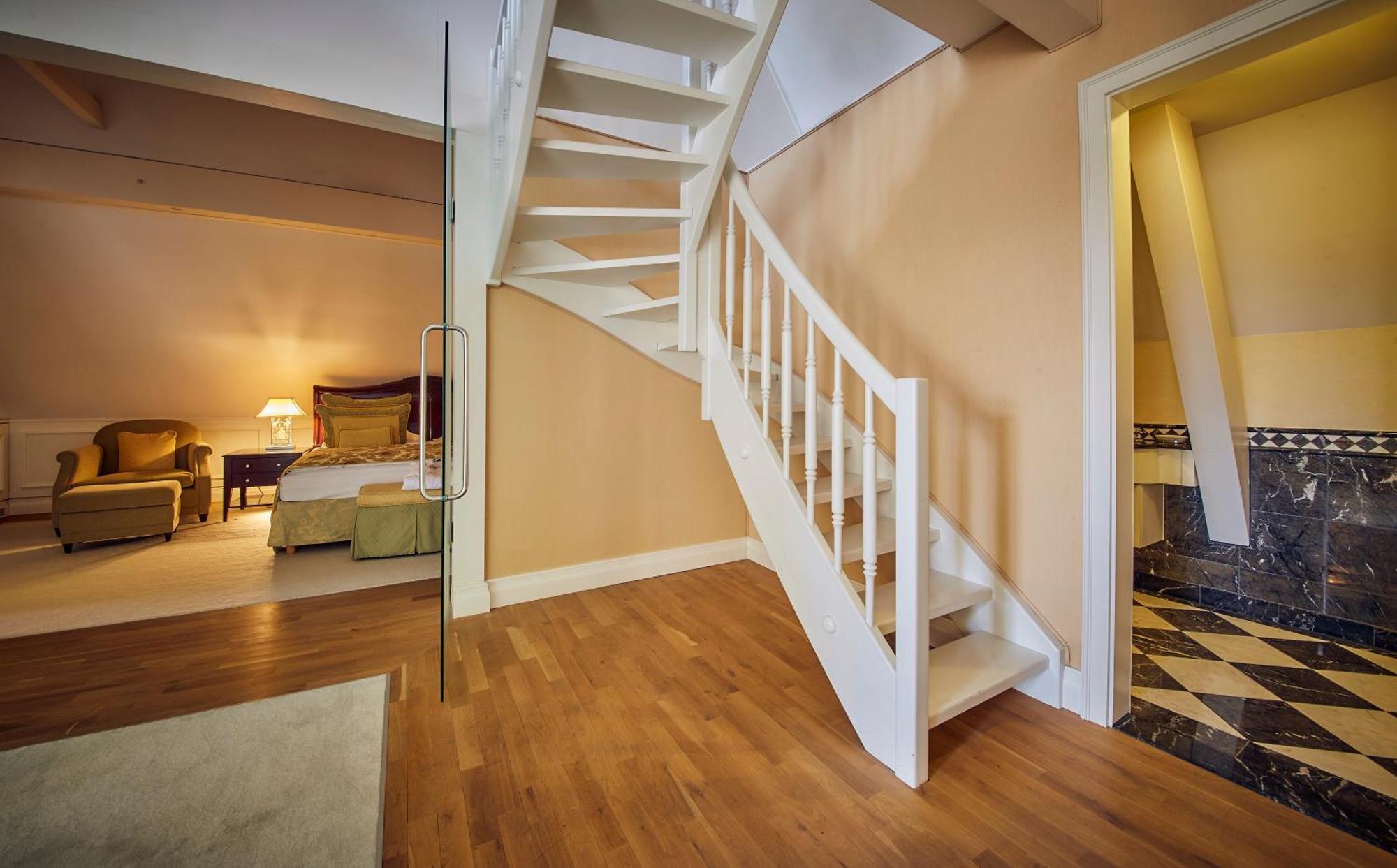 Falkensteiner Schlosshotel Velden - The Leading Hotels Of The World Velden am Wörthersee Rum bild A staircase in a house