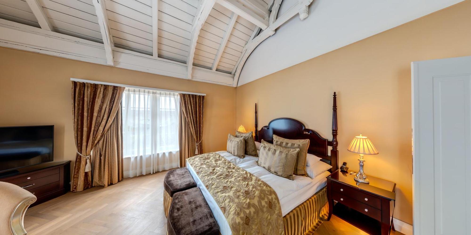 Falkensteiner Schlosshotel Velden - The Leading Hotels Of The World Velden am Wörthersee Rum bild A bedroom at the hotel