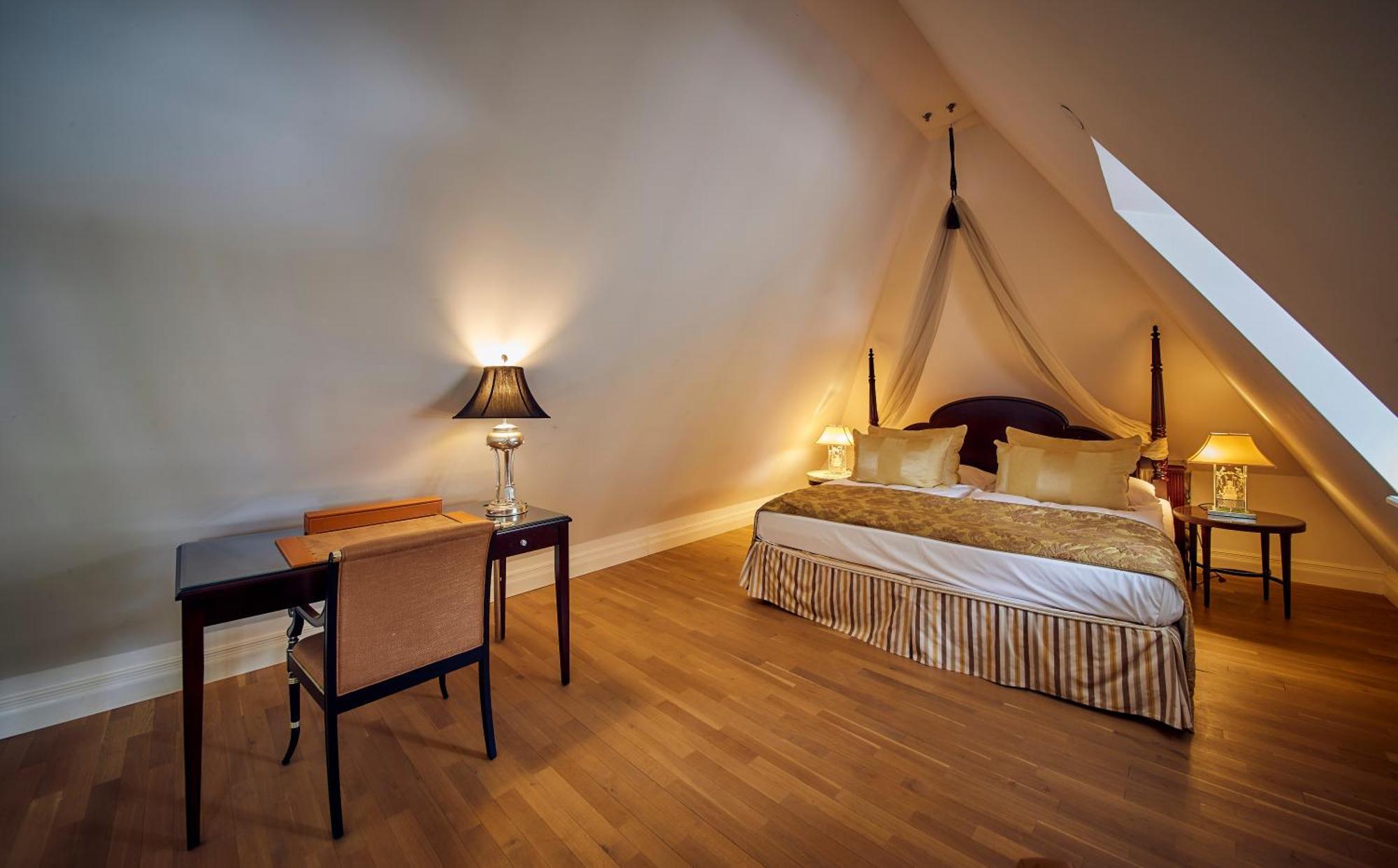 Falkensteiner Schlosshotel Velden - The Leading Hotels Of The World Velden am Wörthersee Rum bild A bedroom in the hotel