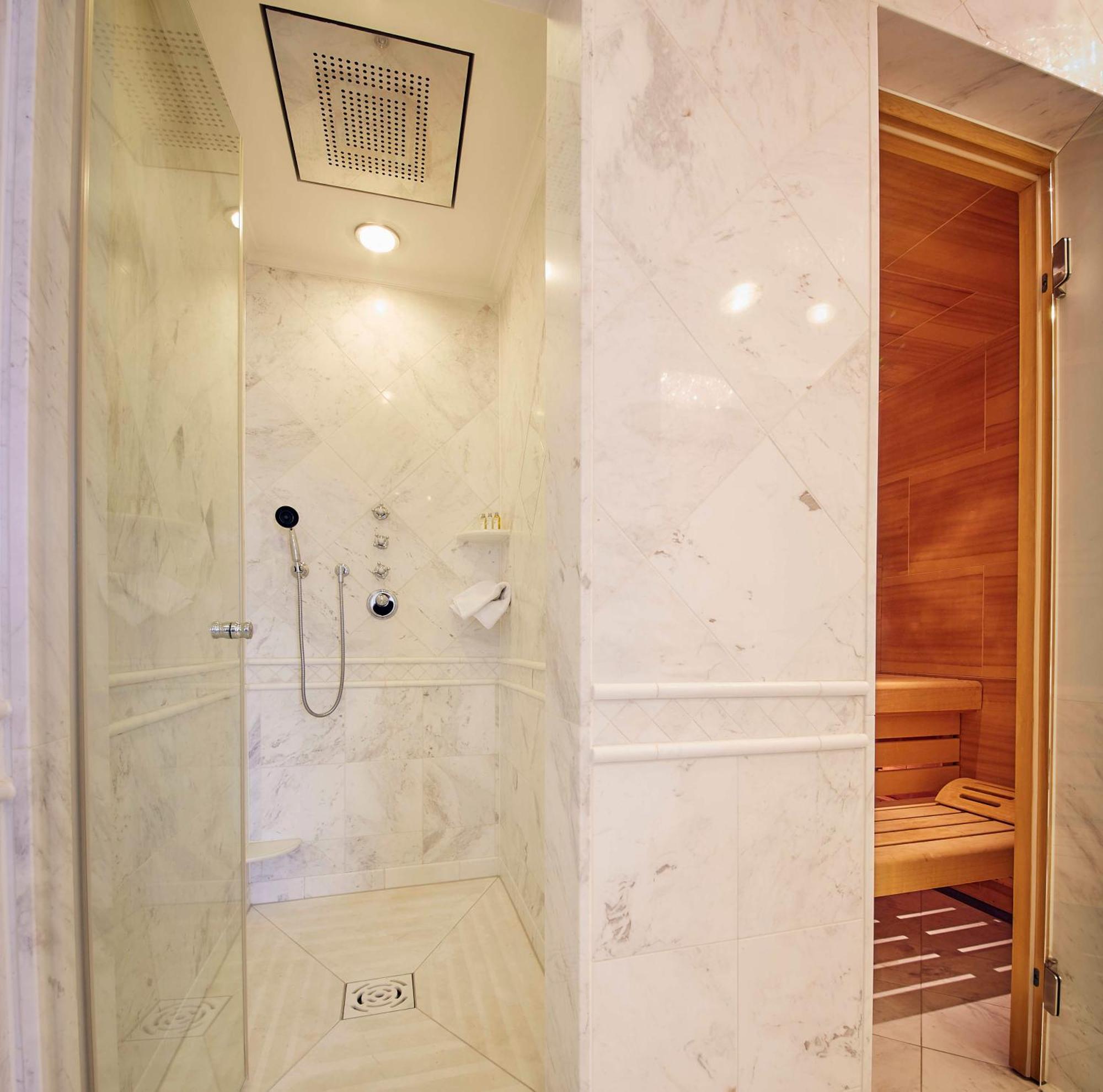 Falkensteiner Schlosshotel Velden - The Leading Hotels Of The World Velden am Wörthersee Rum bild A shower with a shower door