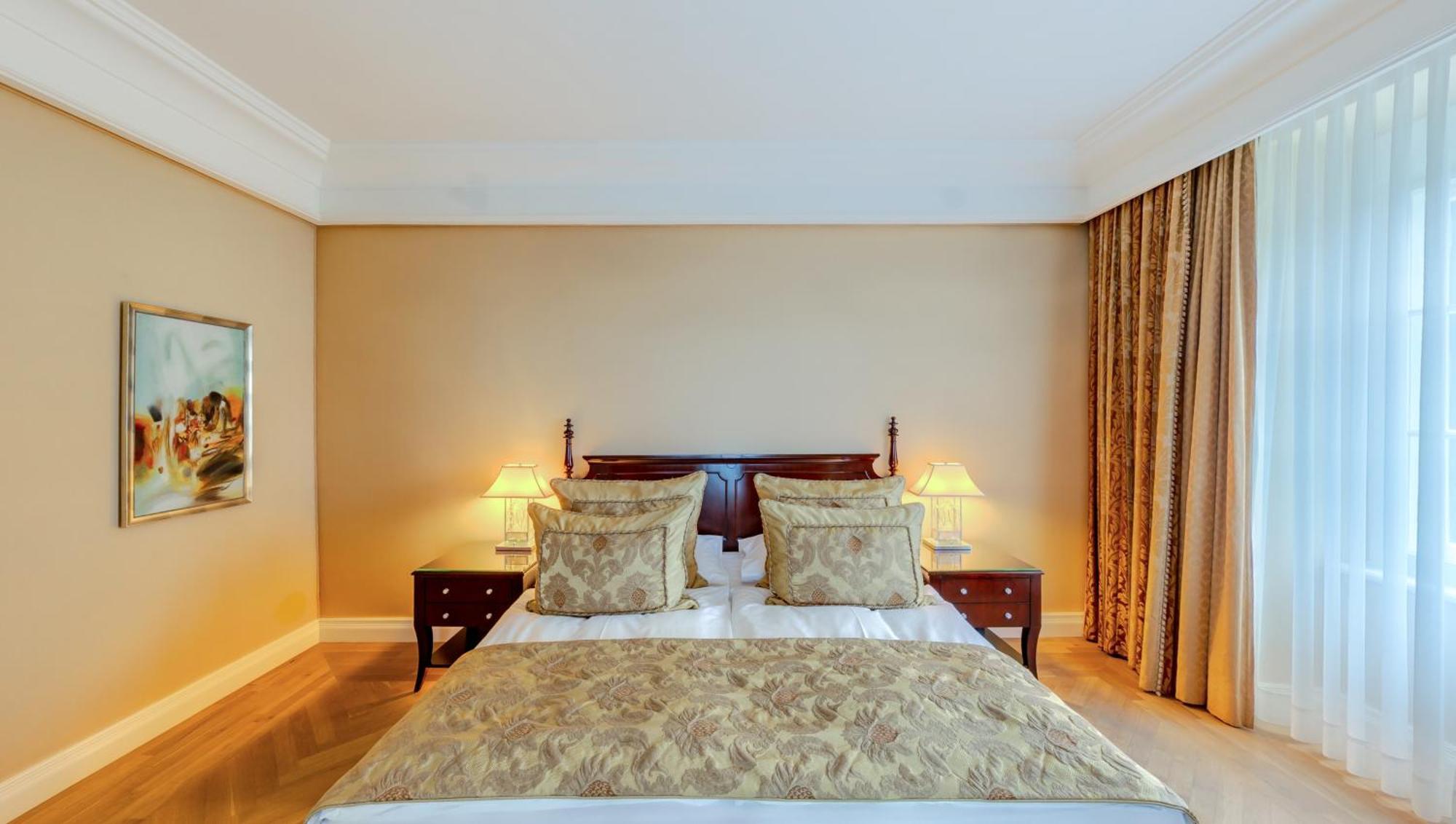 Falkensteiner Schlosshotel Velden - The Leading Hotels Of The World Velden am Wörthersee Rum bild A bedroom at the hotel