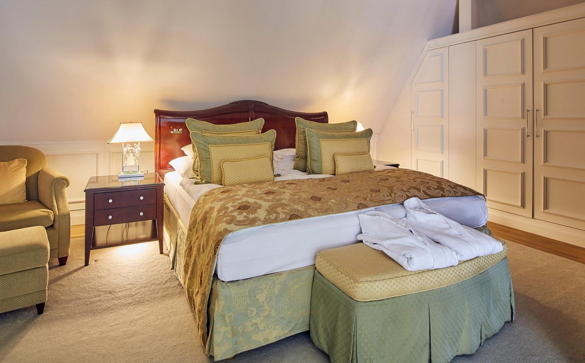 Falkensteiner Schlosshotel Velden - The Leading Hotels Of The World Velden am Wörthersee Rum bild A bedroom at the hotel