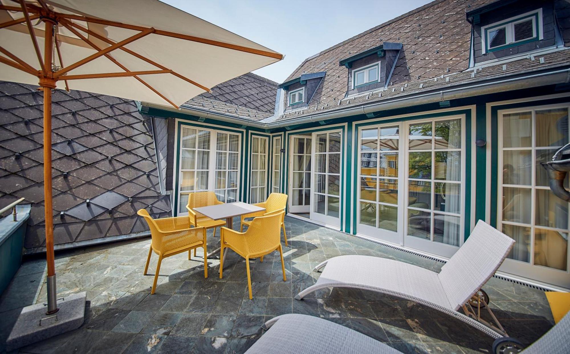 Falkensteiner Schlosshotel Velden - The Leading Hotels Of The World Velden am Wörthersee Rum bild The terrace of a suite