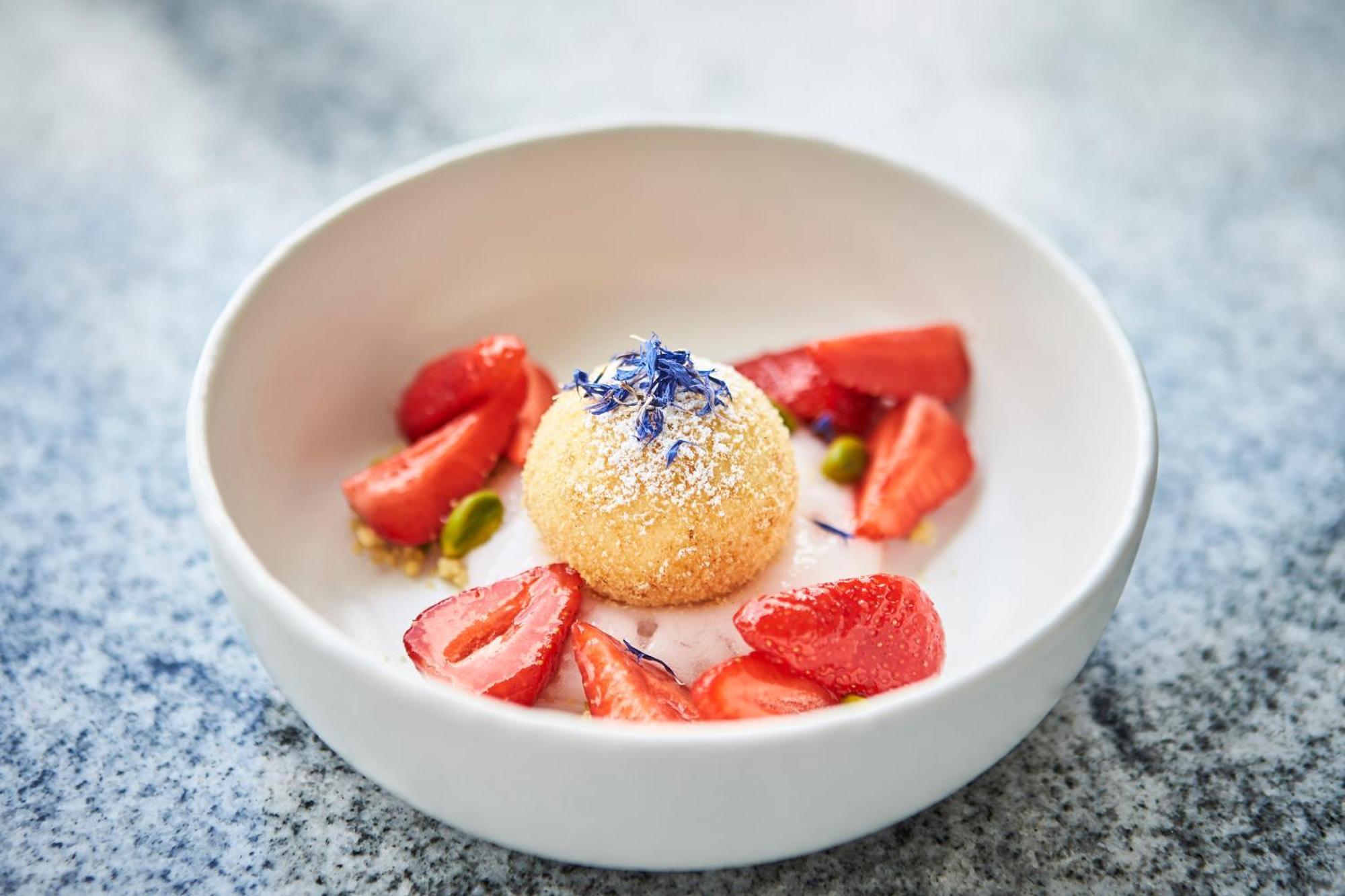 Falkensteiner Schlosshotel Velden - The Leading Hotels Of The World Velden am Wörthersee Exteriör bild A lemon soufflé with strawberries