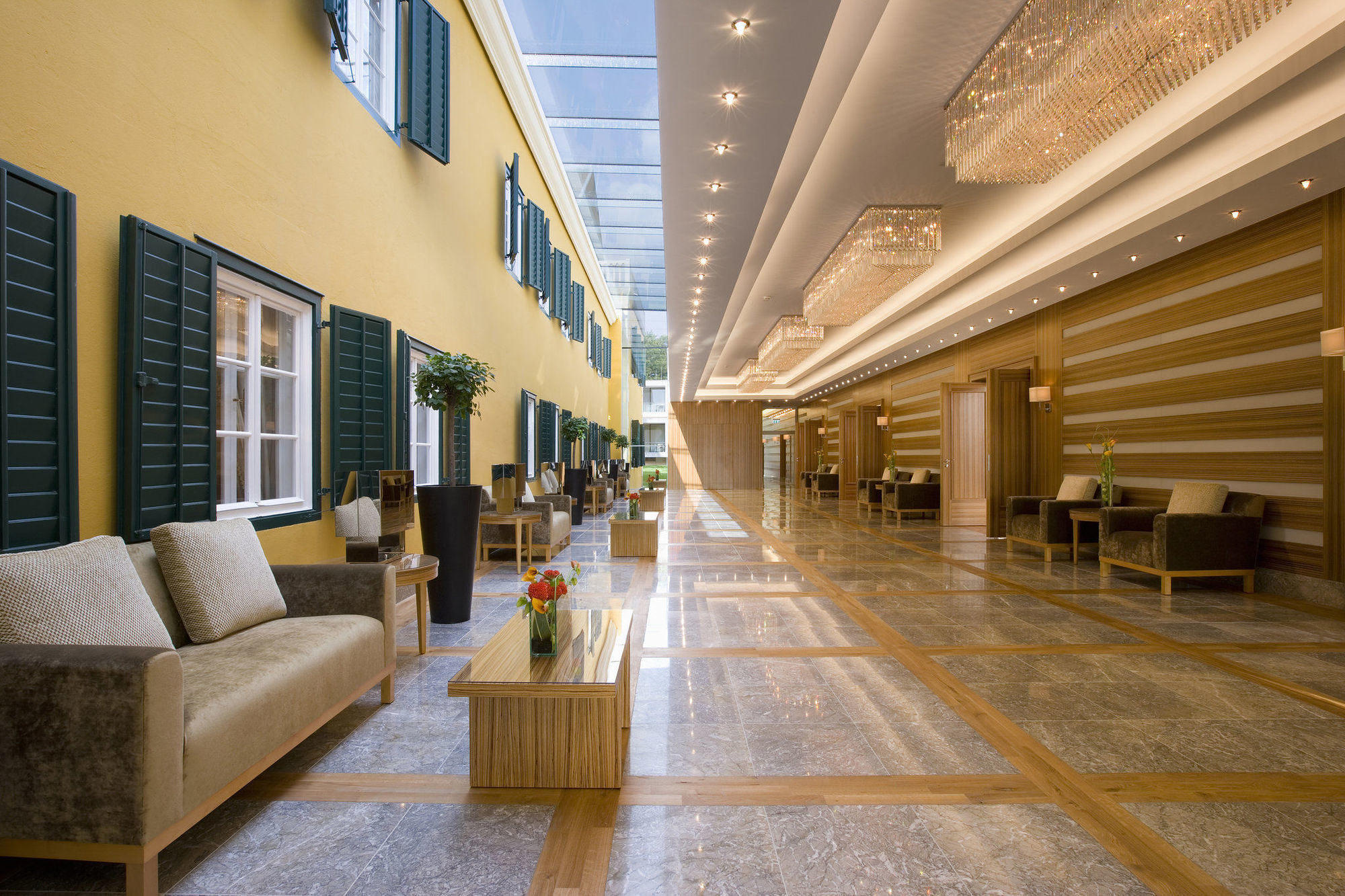 Falkensteiner Schlosshotel Velden - The Leading Hotels Of The World Velden am Wörthersee Inreriör bild The lobby of the hotel