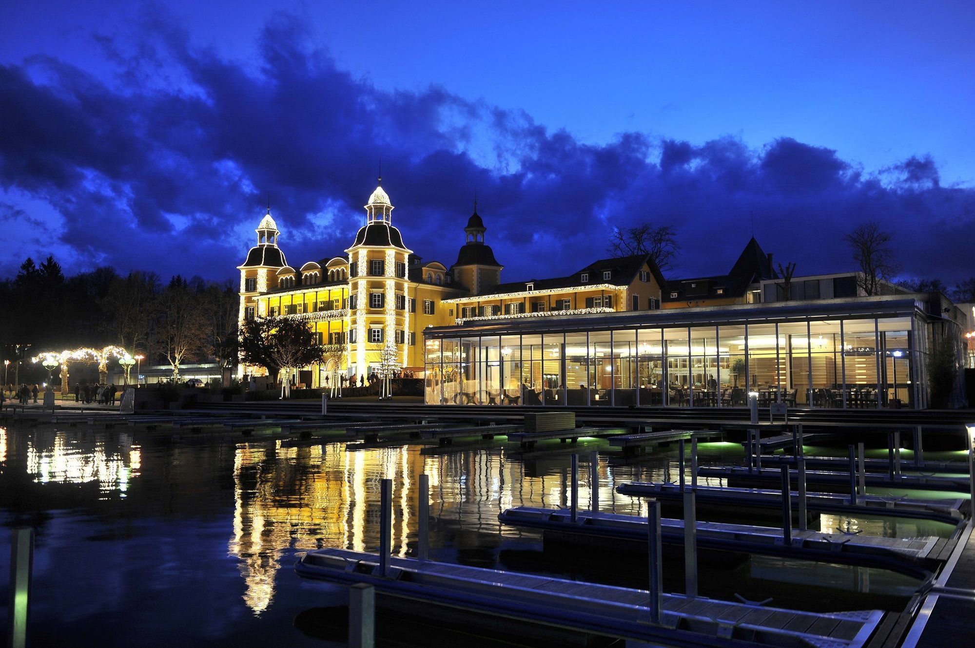Falkensteiner Schlosshotel Velden - The Leading Hotels Of The World Velden am Wörthersee Exteriör bild The Grand Hotel at night